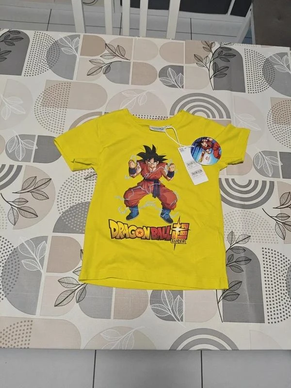 TeeShirt Dragon Ball jaune taille 5 ans 110 cm